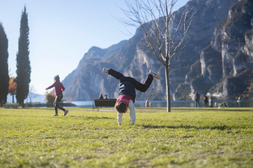 Ginnastica per Bambini in Spiaggia a Riva del Garda